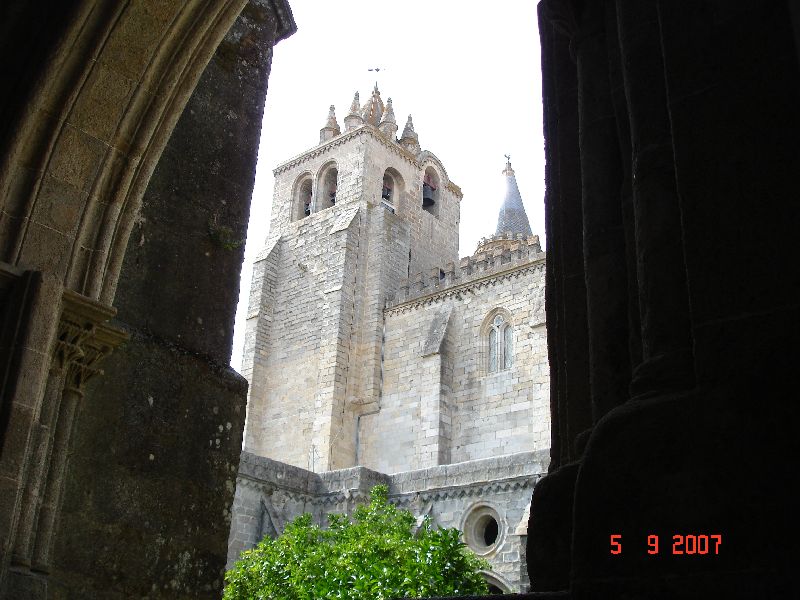 La cathédrale d’Évora vue de son cloître. Évora, Portugal.