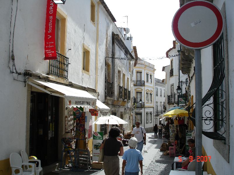 Petite rue commerciale d’Évora, Portugal.