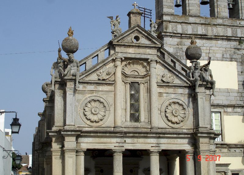 Statues sur la devanture d’une de l’Igreja de Nossa Senhora de Graça à Évora, Portugal.