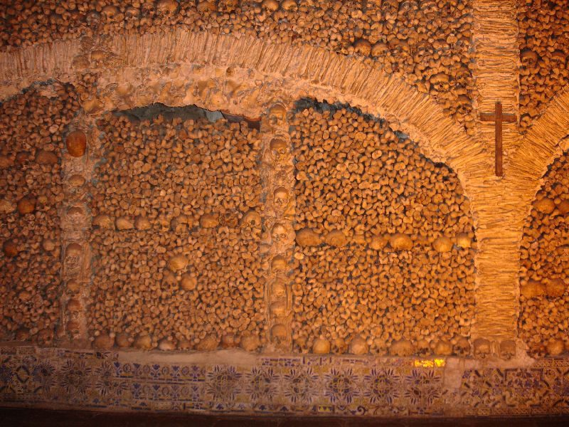 Un mur de la chapelle des ossements, Évora, Portugal.