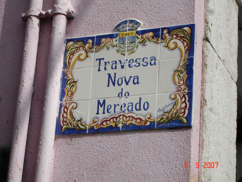Nous empruntons la Travessa Nova do Mercado pour nous rendre au Marché de poissons de Setúbal, Portugal.