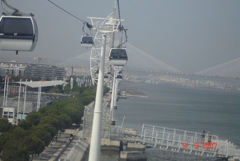 Vue du téléphérique qui circule au-dessus du site de l’Exposition universelle de 1998 de Lisbonne au Portugal.