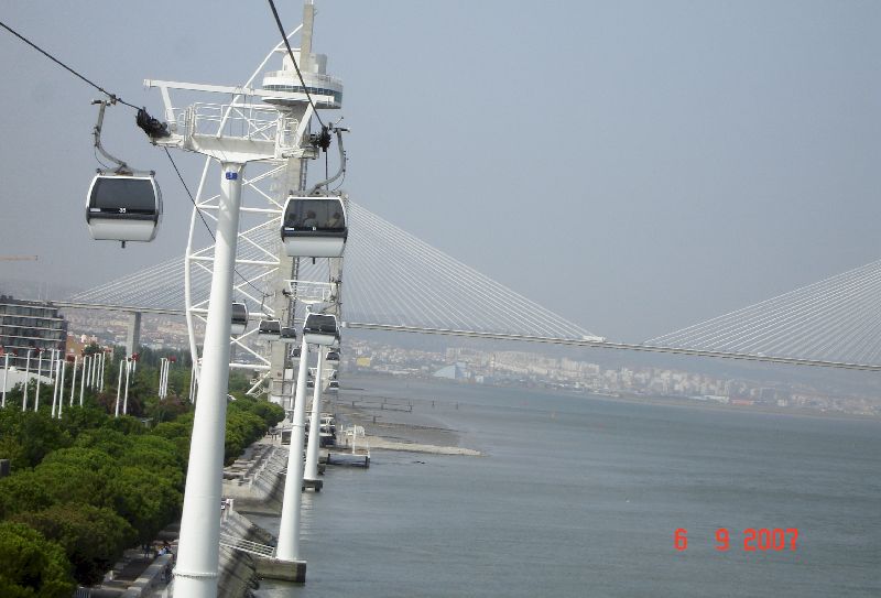 Vue du téléphérique qui circule au-dessus du site de l’Exposition universelle de 1998 de Lisbonne au Portugal.