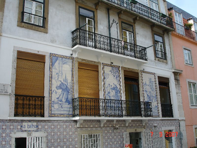 Azulejos sur les murs des maisons, Lisbonne, Portugal.