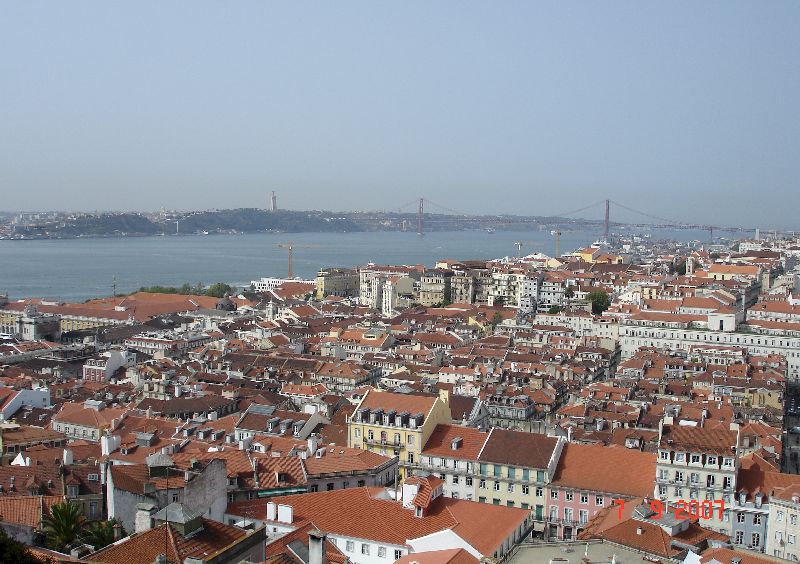 Vue du majestueux Tage de la terrasse du château São Jorge, Lisbonne, Portugal.