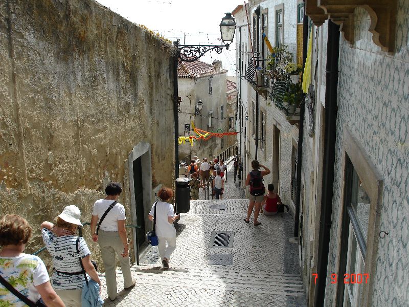 Petite rue très étroite nous menant au quartier de l’Alfama, Lisbonne, Portugal.