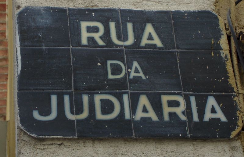 La rua da Judiaria dans le quartier de l’Alfama, Lisbonne, Portugal.