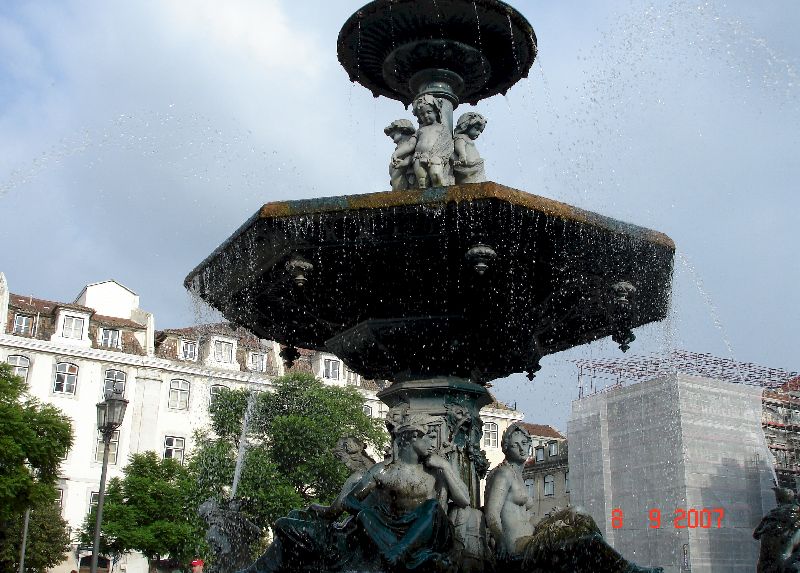 Une des fontaines de la Praça dos Restauradores, Lisbonne, Portugal.