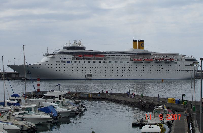 Le Costa Romantica, un paquebot battant pavillon italien accosté au port de Funchal, Madère, Portugal.