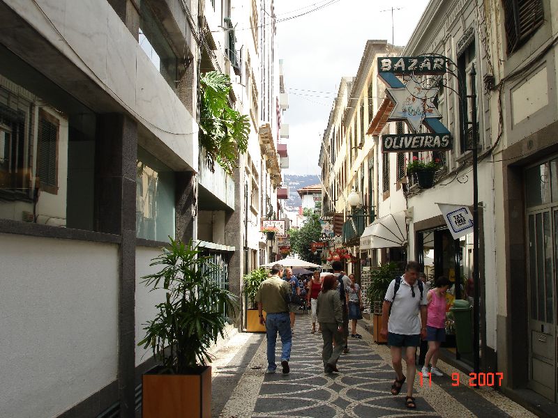 Les petites rues piétonnières de Funchal, Madère, Portugal.