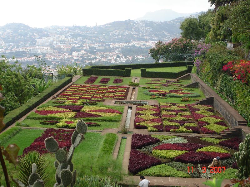Jardin à la française du Jardin botanique de Funchal à l'île de Madère, Portugal.