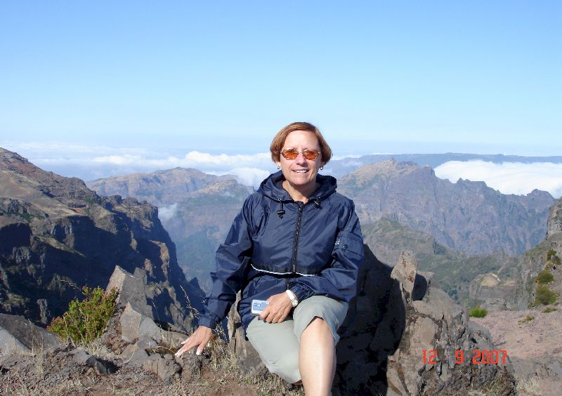 Céline pose au sommet du Pico do Arieiro, Madère, Portugal.