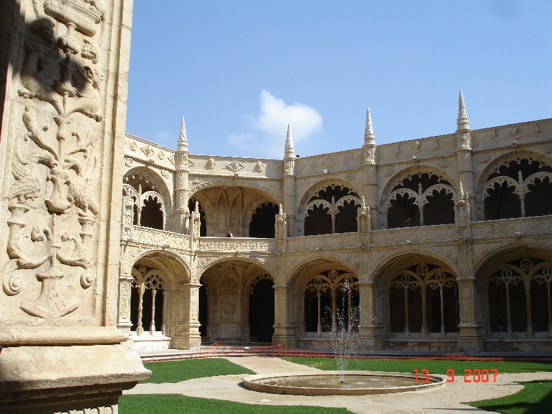 Le magnifique cloître du monastère des Jeronimos à Lisbonne, Portugal.
