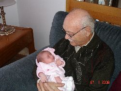 Chloé dans les bras de son arrière-grand-père.