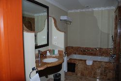 Notre magnifique salle de bains à l’hôtel Valentin Imperial Maya à Playa del Carmen au Mexique.