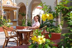 Céline sur une des nombreuses terrasses fleuries de l’hôtel Valentin Imperial Maya à Playa del Carmen au Mexique.