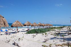 La plage à l’hôtel Valentin Imperial Maya à Playa del Carmen au Mexique.