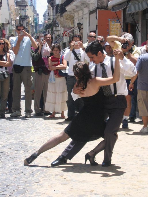 Des Porteños dansant un tango.