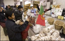 Les amateurs de bonne bouffe ont rendez-vous dans le quartier portugais de Montréal (Photo Robert Skinner, La Presse).