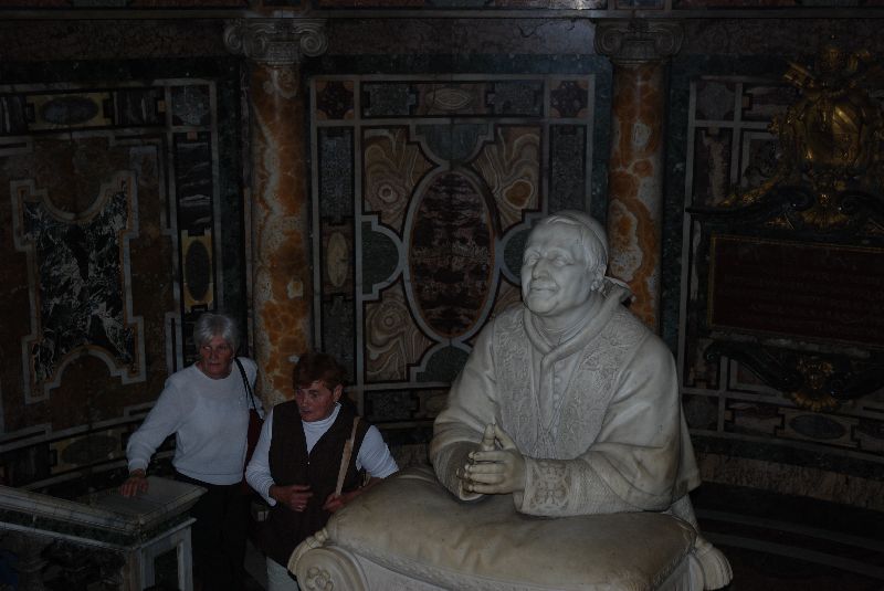 Statue de Pie IX agenouillé dans la crypte de la basilique Sainte-Marie-Majeure, Rome, Italie.