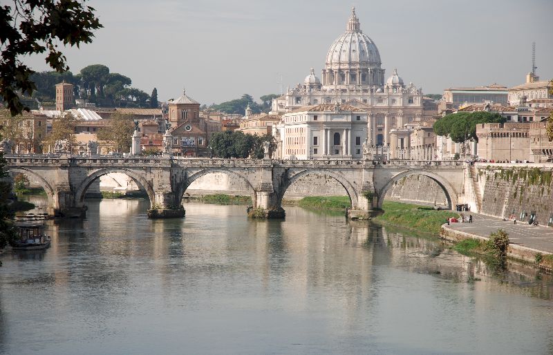 La basilique Saint-Pierre de Rome vue d’un pont sur le Tibre, Rome, Italie.