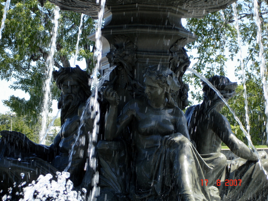 La fontaine de Tourny devant le Parlement du Québec (photo Jacques Lanciault).