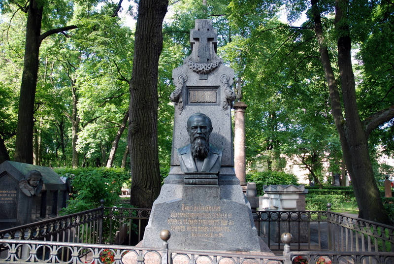 Monument funéraire de Fedor Dosdoïevski, cimetière Tikhvine, Saint-Pétersbourg, Russie.