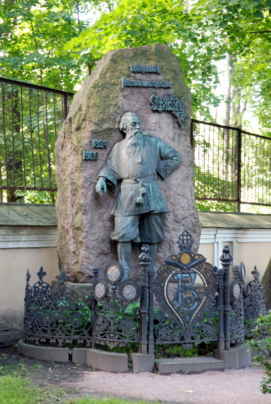 Monument funéraire de Vladimir Stassov, cimetière Tikhvine, Saint-Pétersbourg, Russie.