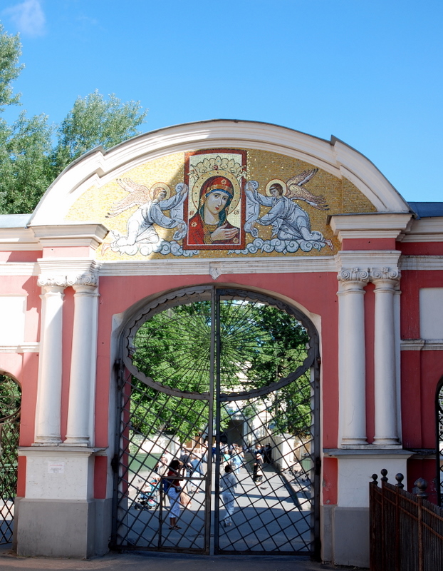 L’entrée du monastère de la Trinité Saint-Alexandre Nevski, Saint-Pétersbourg, Russie.