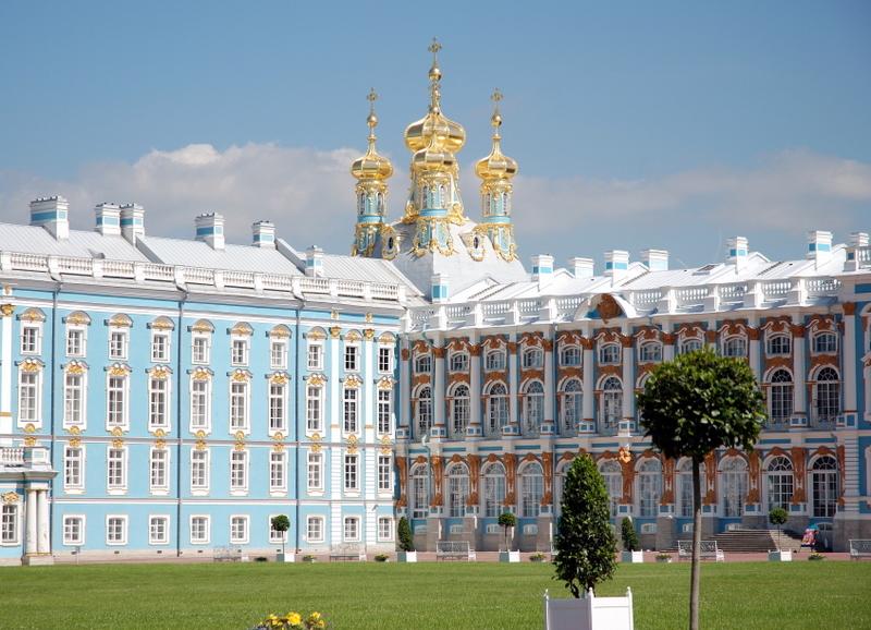 Tsarskoïe Selo et les coupoles de l'église palatine, Saint-Pétersbourg, Russie.