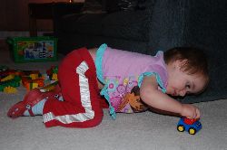 Chloé jubile lorsqu’elle peut jouer avec les jouets de son frère.