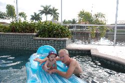Chloé à la piscine, Cape Coral, Floride.