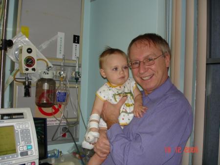 Là je suis dans les bras de mon grand-papa Jacques, toujours à l'hôpital de St-Jérôme.