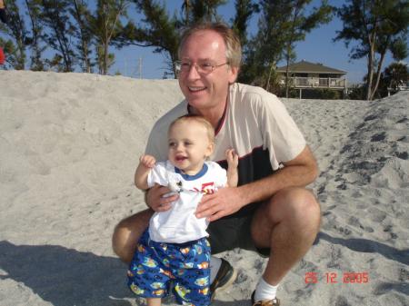Mon grand-papa Jacques et moi sur la plage.