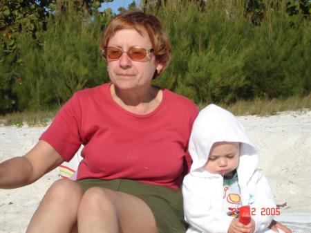 Sur la plage avec ma Mamie Céline.