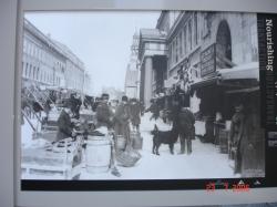 Jour de marché, marché Bonsecours, rue Saint-Paul, Montréal, vers 1870, Exposition Transactions, avenue McGill College, Montréal, 2006 .