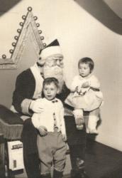 Jacques et sa soeur Louise chez la Père Noël en 1957.