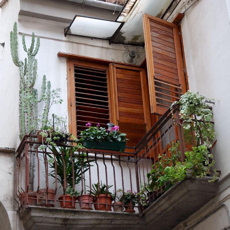 Fenêtre fleurie d’une maison de Salerne, Italie.