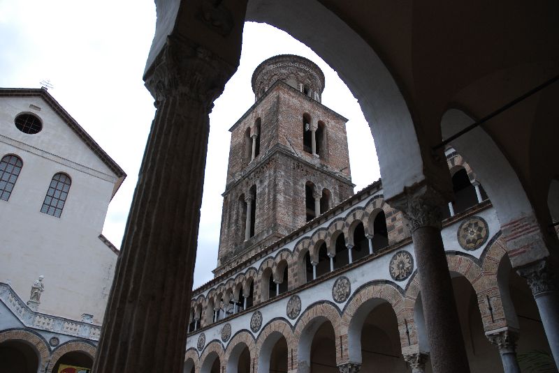 Cloître et campanile de la basilica San Matteo et San Gregorio Magno, Salerne, Italie.