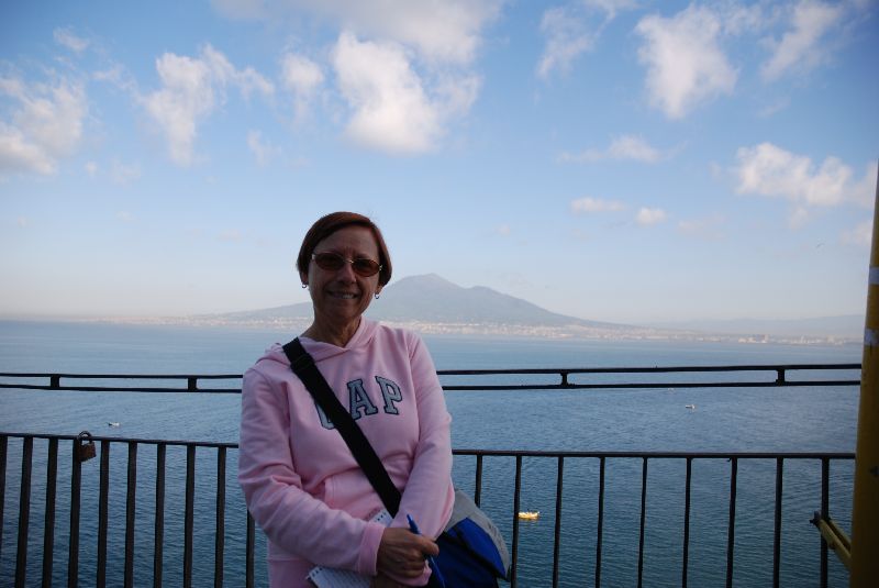 Céline avec en arrière-plan la baie de Naples et le Vésuve.