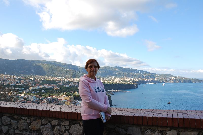 Céline devant la baie de Naples, Italie.