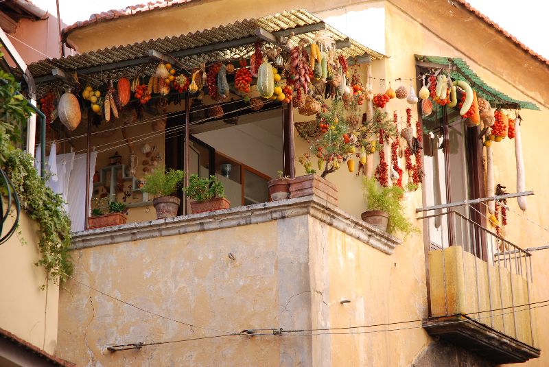Des légumes à sécher à une fenêtre, Sorrento, Italie.