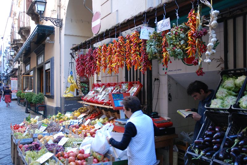 Kiosque de fruits et légumes, Sorrento, Italie.