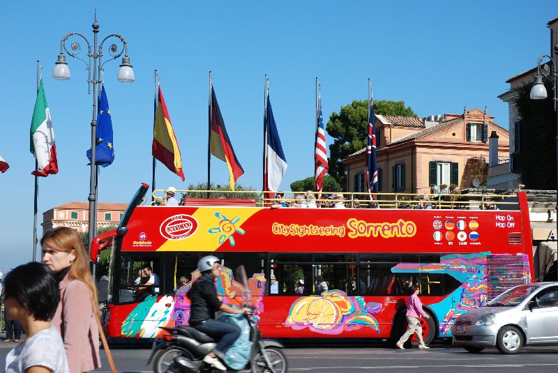 Autocar à toit ouvert mis à la disposition des touristes pour les « Tours de ville » de Sorrento, Italie.