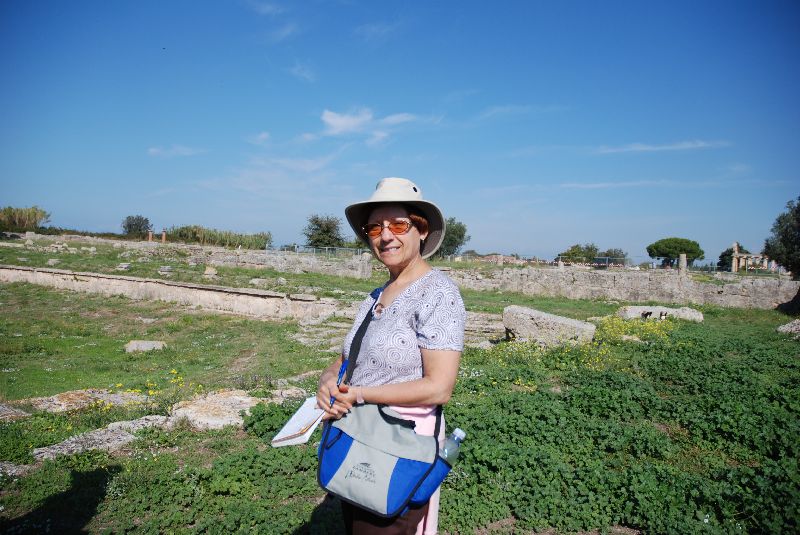 Céline sur le site archéologique de Paestum, Italie.