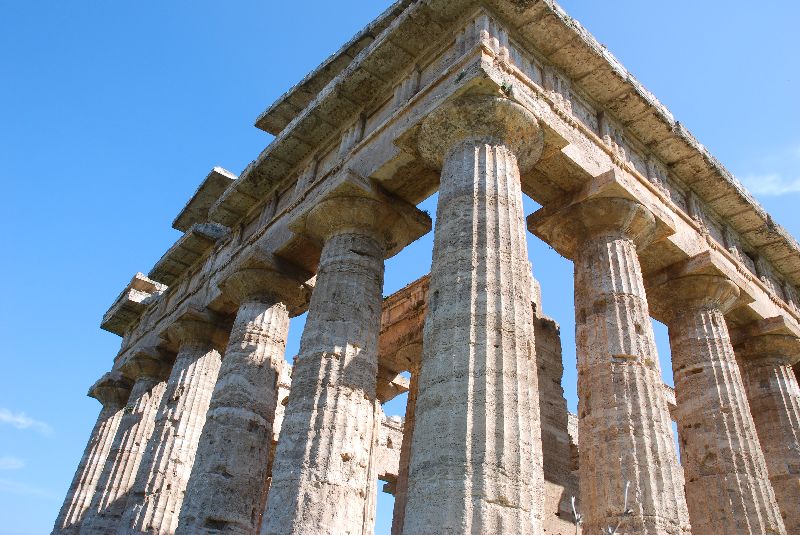 Un des imposants temples de Paestum, Italie.