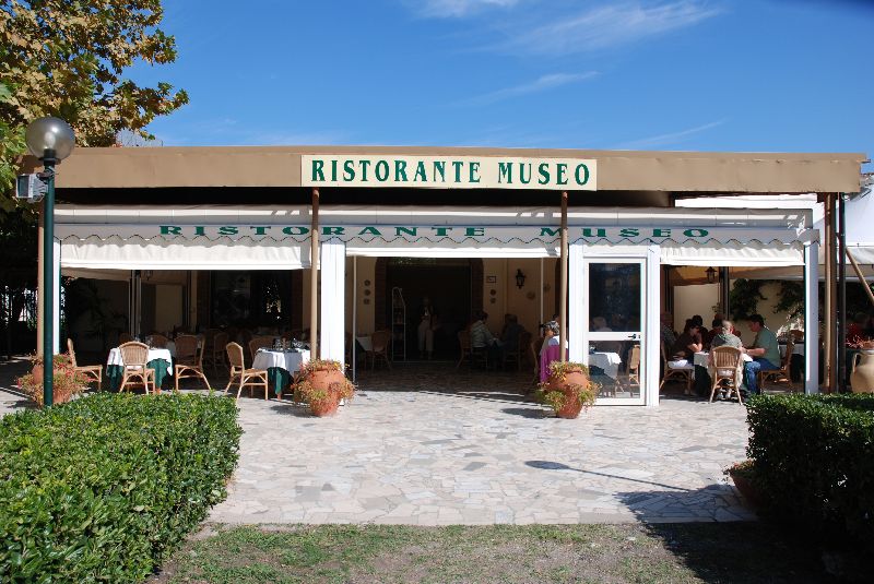 Le restaurant du musée national de Paestum, Italie.