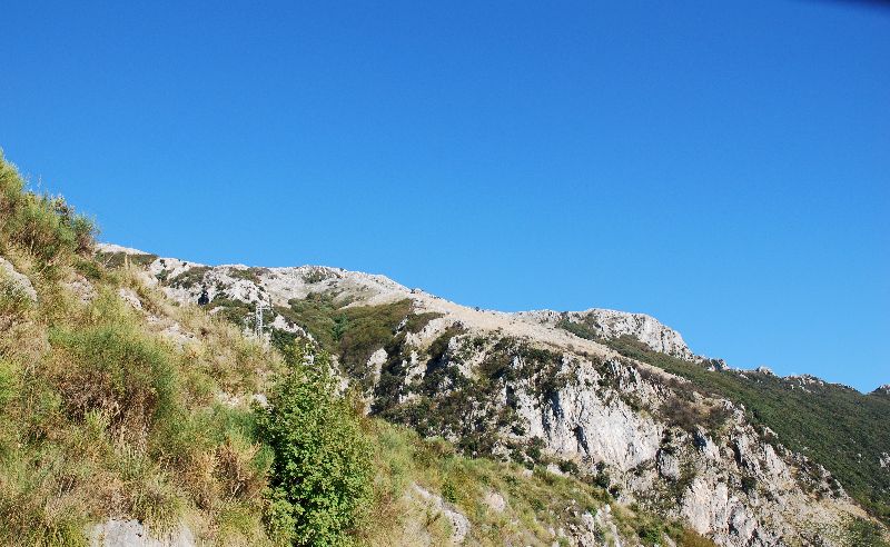 La montagne tout en bordure de la route, région de la Basilicate, Italie.