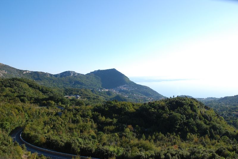 La montagne, et droit devant, le golfe de Policastro, Italie.