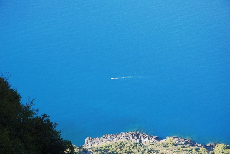 Une île dans la baie vue du monte Biagio, Maratea, Italie.